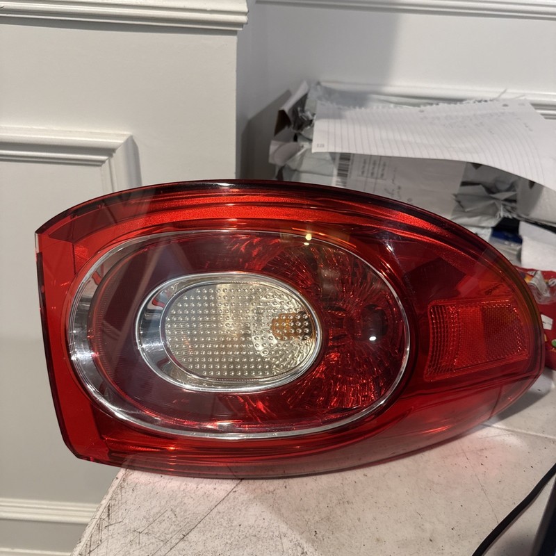 2009 - 2011 VW Tiguan LH Driver Side Quarter Panel Tail Light Assembly