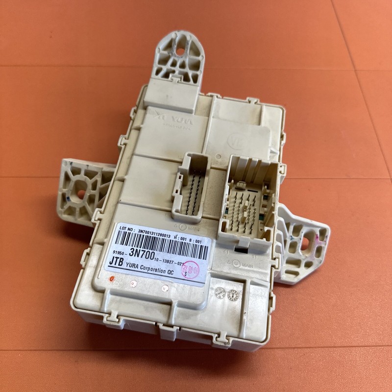 919503N700 | 2014 - 2016 HYUNDAI EQUUS INTERIOR CABIN JUNCTION FUSE BOX 5.0L AT