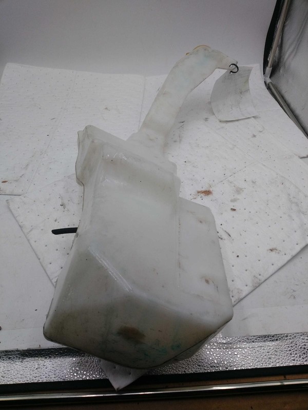 Used Washer Fluid Reservoir fits: 2015 Jeep Cherokee LHD w/o headlamp washers Gr