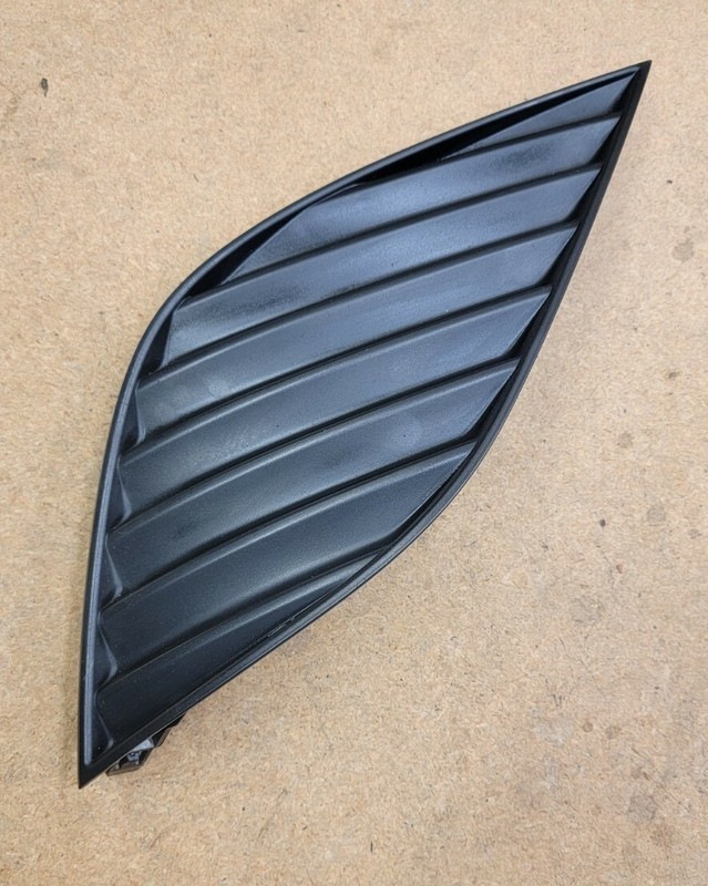 2018 - 2019 TOYOTA CAMRY Front Bumper Right Fog Lamp Cover Bezel OEM *