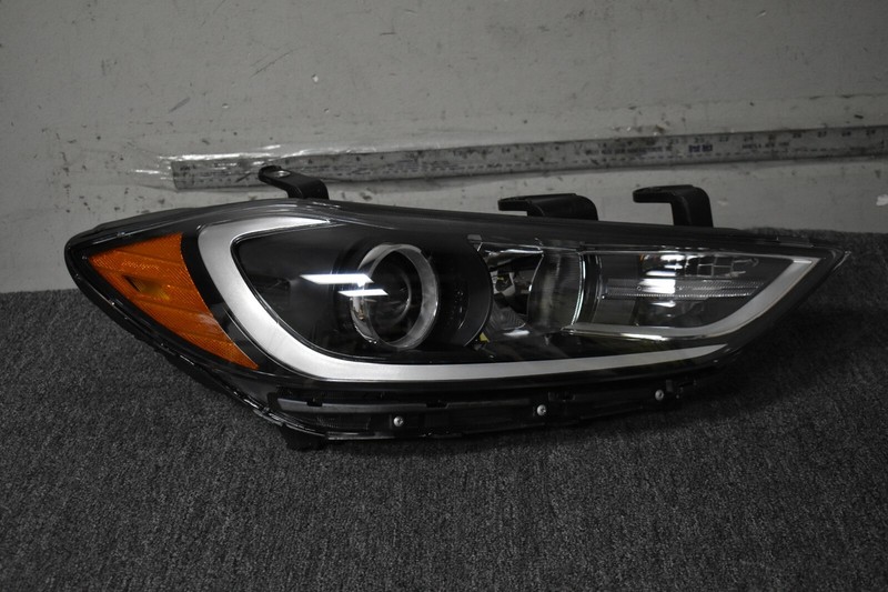 2017-2018 HYUNDAI ELANTRA HEADLIGHT RIGHT SIDE FACTORY OEM