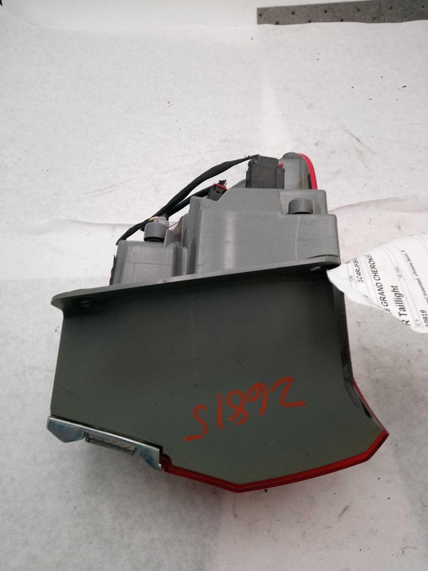2016 Jeep Grand Cherokee Right Tail Light Assembly Maroon 690947 Used 124K