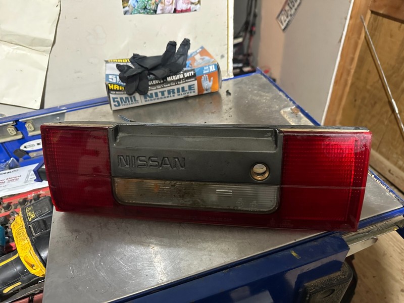 87-89 NISSAN 300ZX OEM CENTER REAR TAILLIGHT REVERSE LIGHT PANEL DEFLECTOR