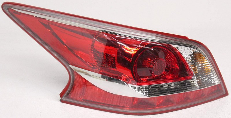 OEM Nissan Altima Sedan Left Driver Side Halogen Tail Lamp Lens Chip