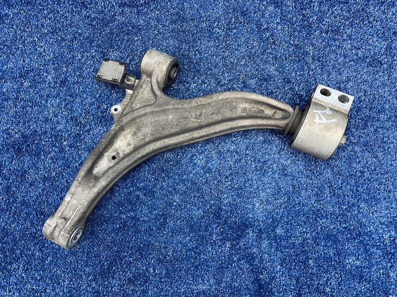 2016-2019 BUICK CASCADA Front right Lower Control Arm OEM 13371819