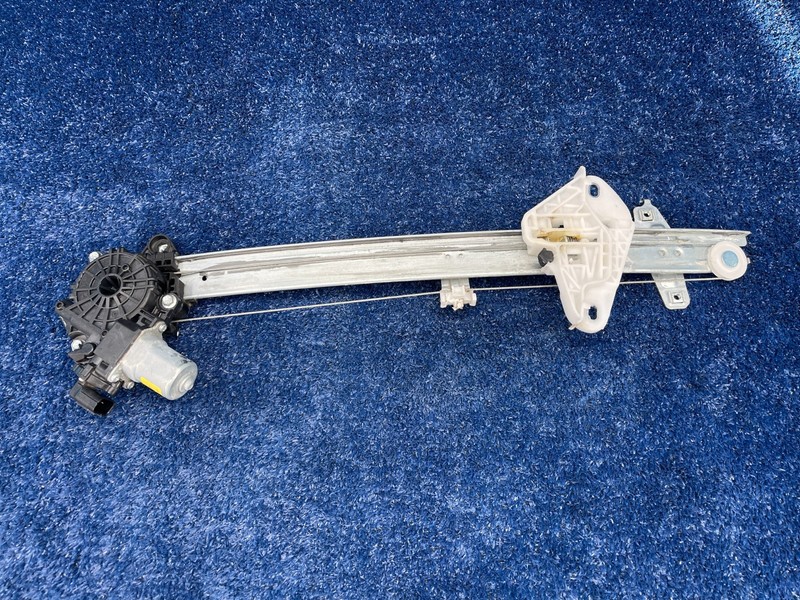 2016–2021 Honda Civic FRONT RIGHT RH Side Power Window Regulator w/ Motor OEM CM
