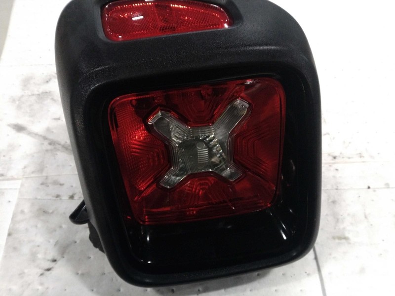 2018 Jeep Renegade Right Tail Light Assembly White OEM 706735 Used 104K Miles