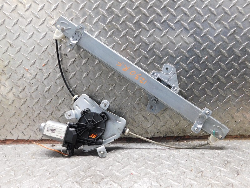 2012-2017 HYUNDAI ACCENT RIGHT PASSENGER FRONT DOOR WINDOW REGULATOR