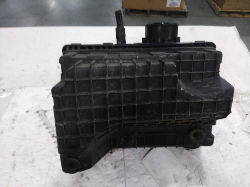 2018 RAM DODGE 1500 Pickup Air Cleaner Assembly OEM 53032406AA 68333088AB