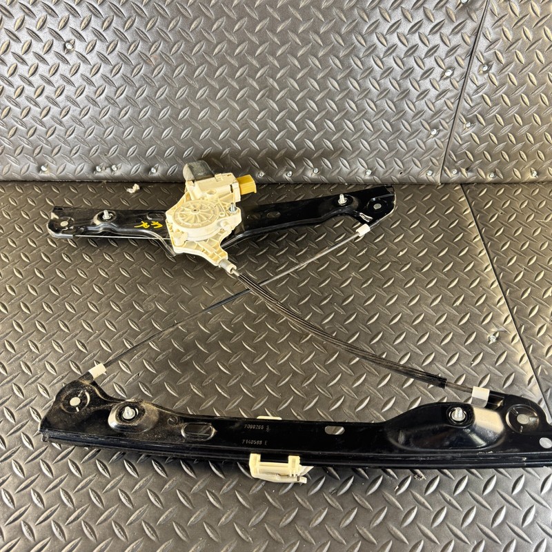 06-12 BMW 330 e90FRONT RIGHTDOOR WINDOW REGULATOR W/ MOTOR OEM USED