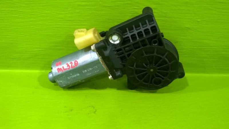 00 01 02 03 ML320 PASSENGER RIGHT FRONT WINDOW MOTOR OEM 3753-27
