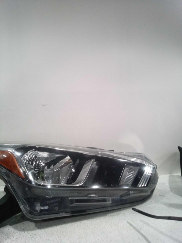2020 Nissan Versa Right Headlight Assembly Halogen Silver OEM 690432