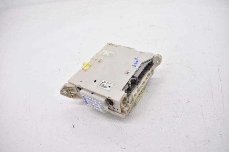2010-2011 LEXUS IS250 CONVERTIBLE 2.5L MAIN CABIN FUSE BOX 82730-53B50