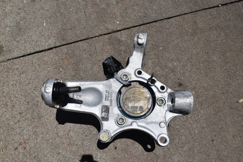 2005-2013 CORVETTE C6 SPINDLE STEERING KNUCKLE FRONT LH DRIVER SIDE **USED**