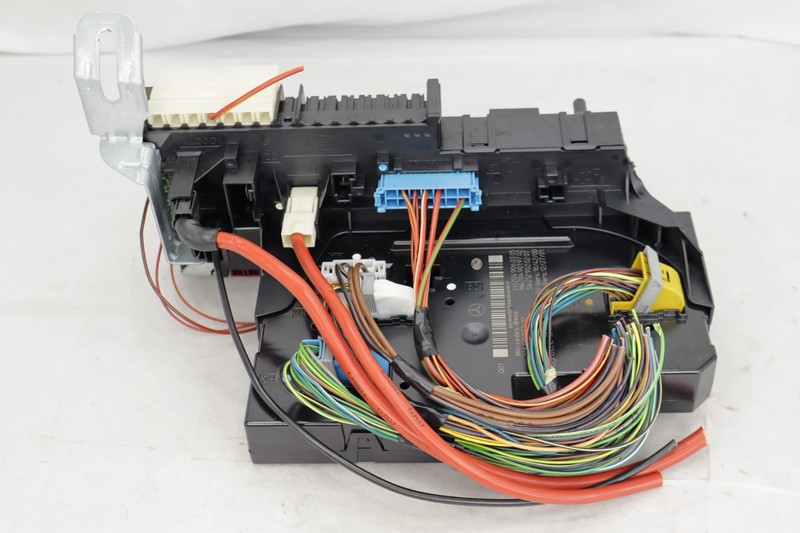 ✅ 12-14 Mercedes W204 C350 C300 C250 Rear SAM Relay Fuse Junction Box Assembly