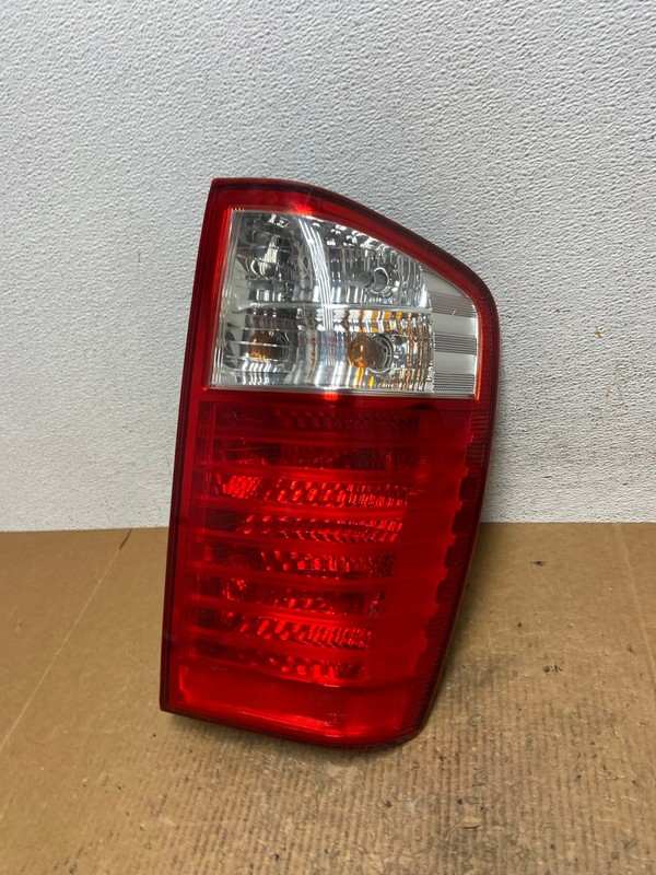 2007 to 2010 Kia Sedona Right Passenger RH Side Tail Light AE2728 LK