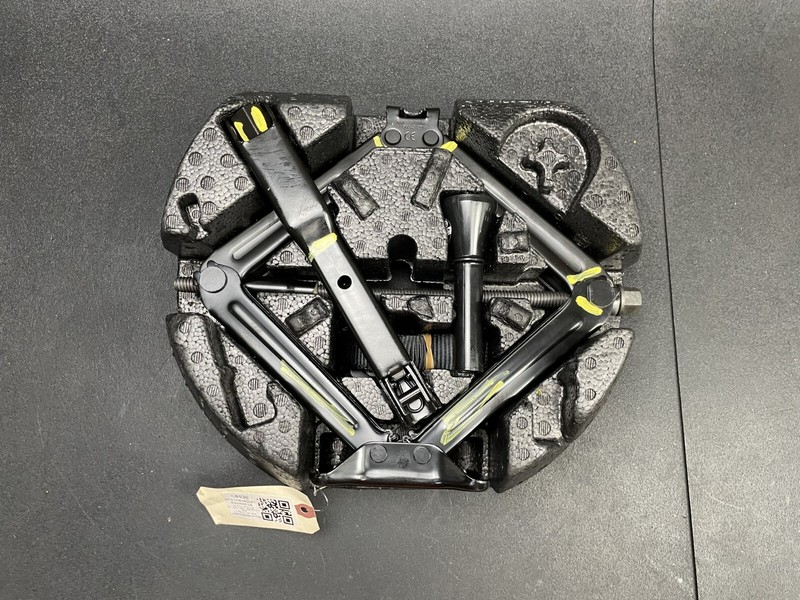Jack Assy w/ Tools & Stowage Box 2019 Chevrolet Equinox 23462781 2018 2020 2021