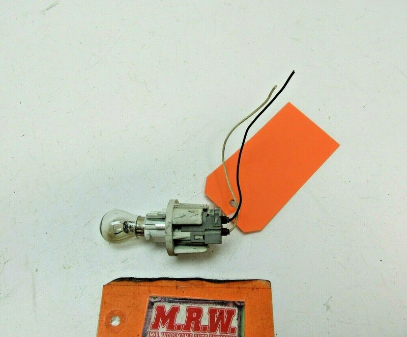 TURN SIGNAL SIDE MARKER LIGHT BULB SOCKET WIRE PLUG CONNECTOR PIGTAIL SAAB 900