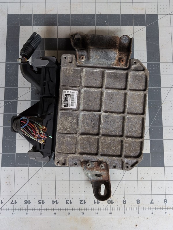 2006-2007 Toyota Yaris ECU ECM 89661-52F10 computer brain