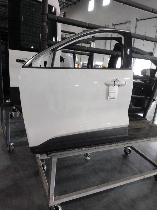 2020 Ford Escape Left Front Door White 699290 Used 47K Miles