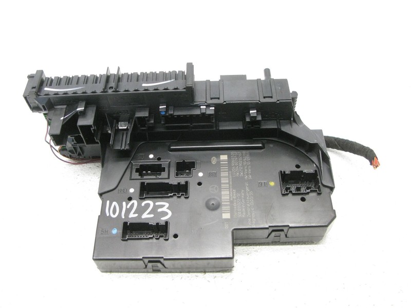 10-15 MERCEDES W204 C250 C300 C350 C63 AMG MODULE RELAY FUSE BOX CENTER OEM 1012