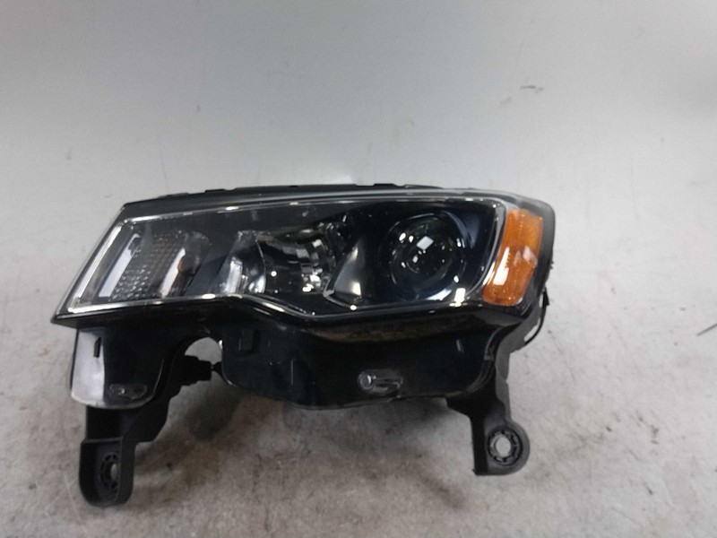 Used Left Headlight Assembly fits: 2018 Jeep Grand cherokee halogen projector ch