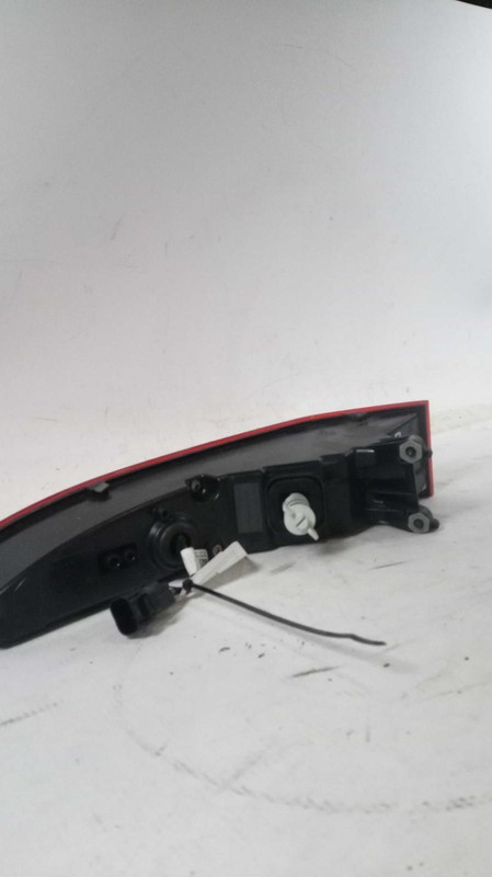 Used Right Tail Light Assembly fits: 2018 Jaguar F-pace quarter panel mounted Ri