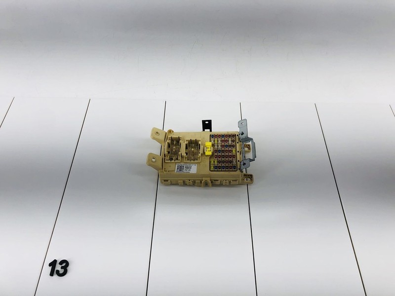 18-19 HYUNDAI ACCENT 1.6L INSTRUMENT PANEL FUSE & RELAY BOX HOLDER OEM