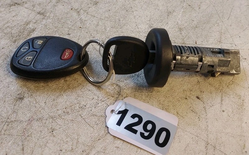 2008-13 Chevrolet Silverado Ext Cab Ignition Cylinder w/Key & Fob OEM
