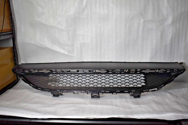 2024 Mercedes-Benz GLE53Lower front bumper grill genuine A1678859610