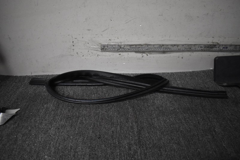 LAND ROVER L322 WINDOW CHANNEL FACTORY OEM