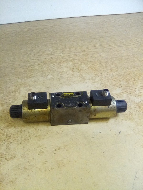 Parker D1VW11CNJDLJ575 Solenoid Valve "READ DESCRIPTION"