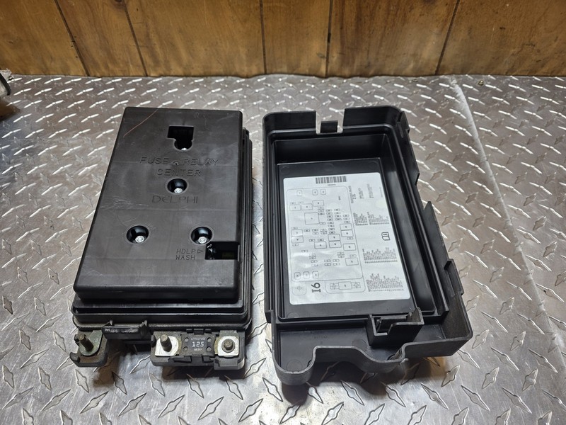 04 - 05 TRAILBLAZER ENVOY BRAVADA ENGINE BAY FUSE BOX MODULE 15120876-1
