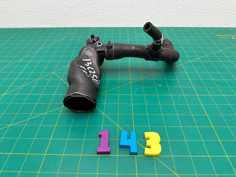 12-15 Mercedes C250 W204 M271 ENGINE COOLANT WATER OUTLET HOSE OEM