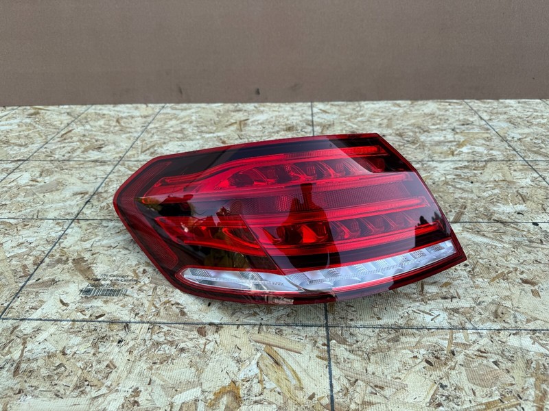 MERCEDES W212 E63 2014-2016 OEM LEFT DRIVER LED TAIL LIGHT ASSEMBLY (CRACKED)