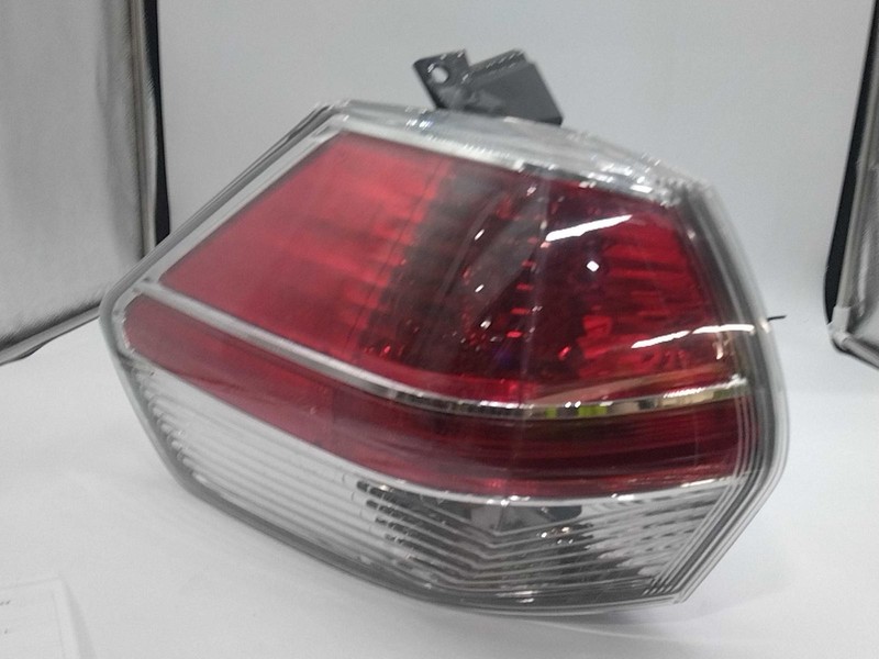 2015 Nissan Rogue Left Tail Light Assembly White 504124 Used 154K Miles