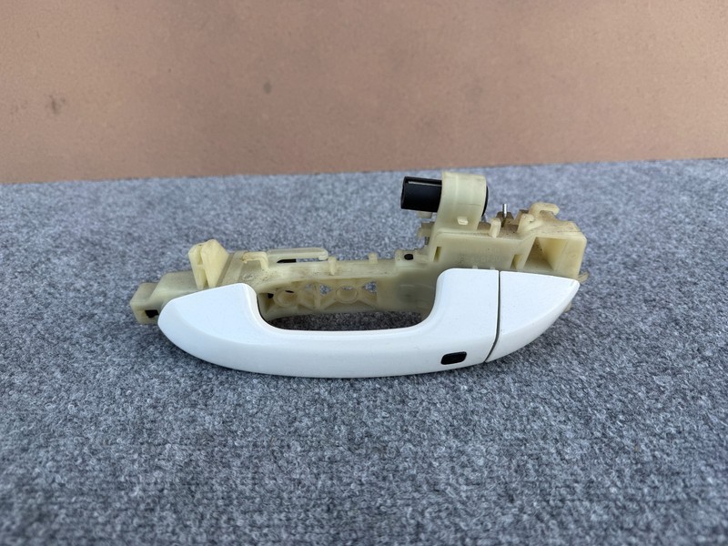KIA STINGER 18-23 OEM FRONT LEFT DRIVER DOOR HANDLE KEYLESS ASSY (WHITE)