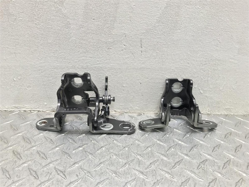 2016 DODGE RAM 1500 DRIVER REAR DOOR HINGES PAIR OEM 68058536AD