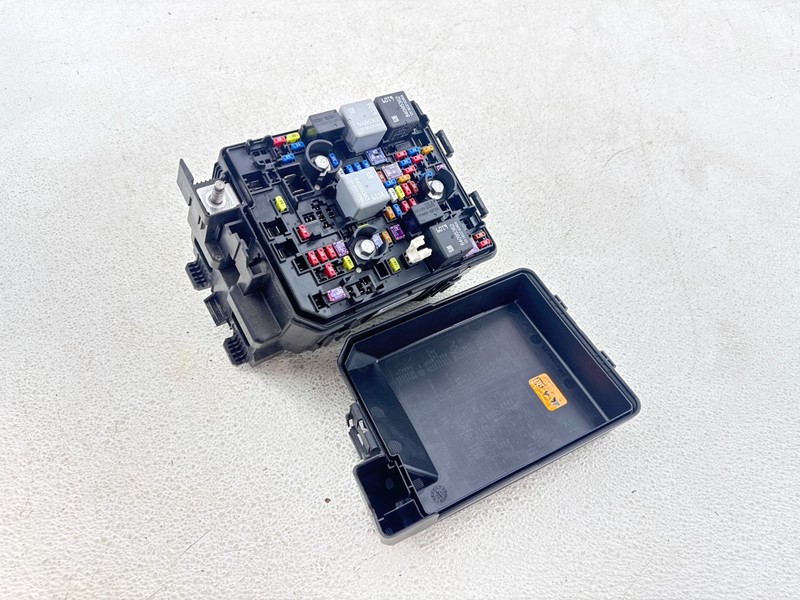 2020-2025 BUICK ENCORE GX FUSE RELAY JUNCTION BOX BLOCK OEM