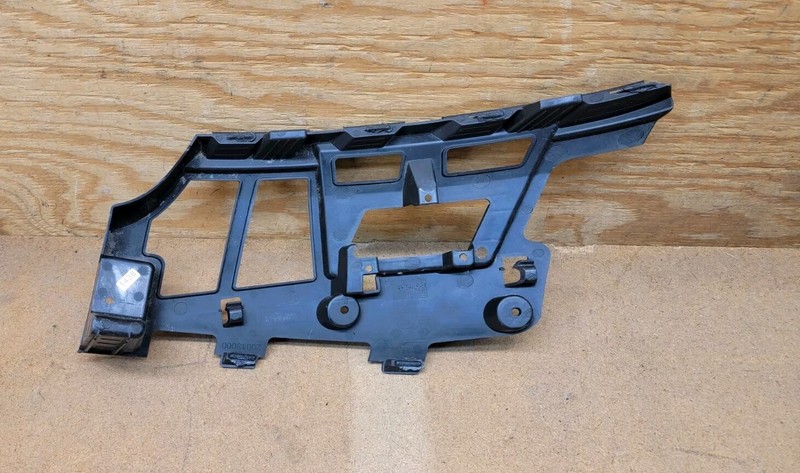 2018 19 20 21 22 2023 Range Rover Velar L560 Front Bumper Right RH Bracket OEM*