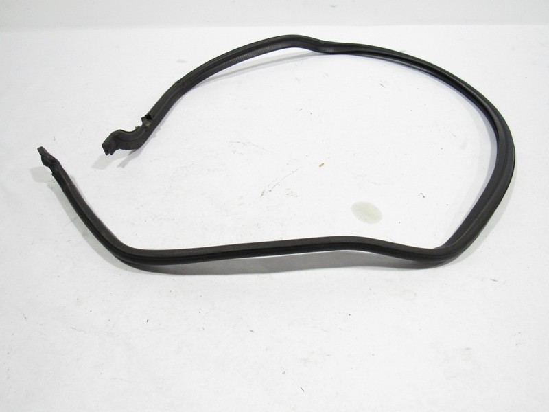 14-19 Maserati Quattroporte 2016 Windshield Cowl Weatherstrip Rubber Seal ;:A