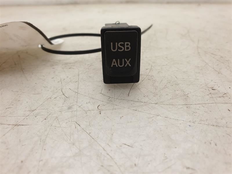 2014 TOYOTA TACOMA TRD OFF-ROAD CREW CAB USB / AUX PORT