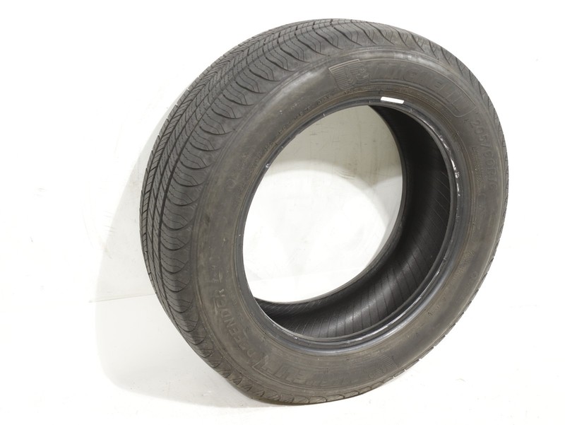 Used Tire MICHELIN Defender T+H 205/60/R16 92H Life 60% OEM (LOCAL ONLY)