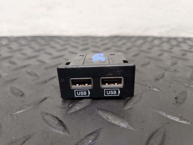 13-16 Chrysler Town & Country USB Port Media Hub OEM 68145567AB