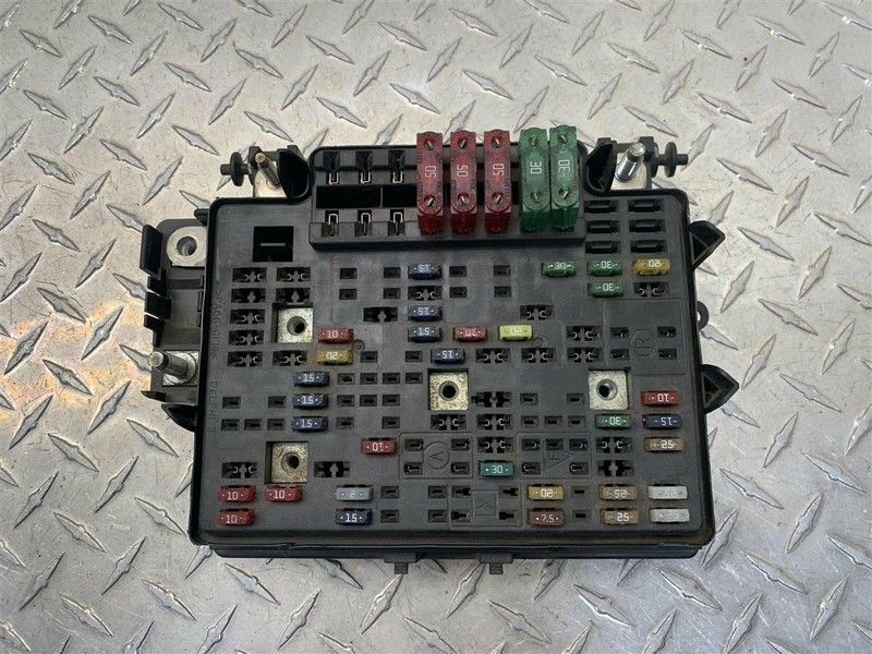 00-02 CHEVROLET SUBURBAN YUKON TAHOE 4WD ENGINE FUSE BOX OEM 12193645