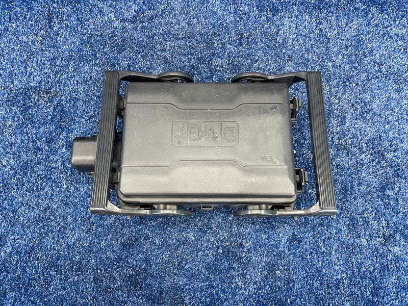2014-2018 GMC Sierra 1500 SLT 5.3L Under Hood Fuse Box Battery Terminal 84303177