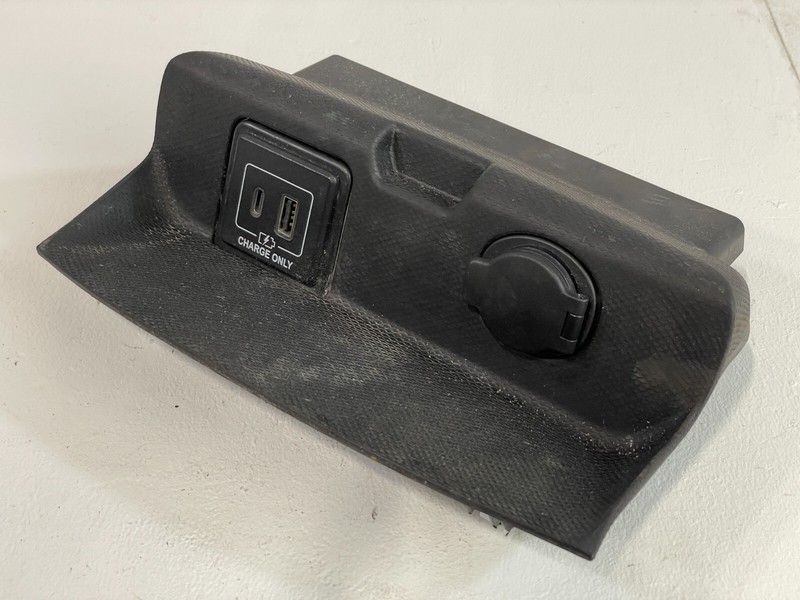 19-20 INFINITI QX60 POWER OUTLET CONSOLE COVER W/USB CHARGER INSERT UNIT # 85923