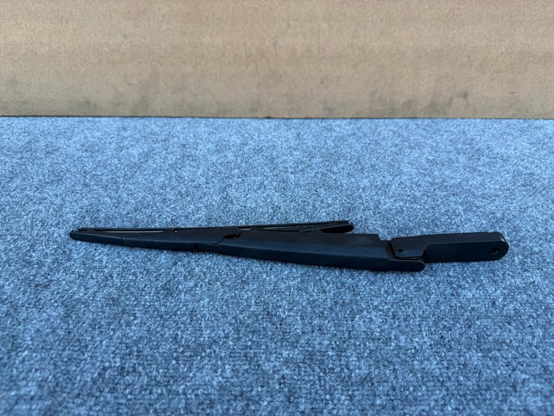 GENESIS GV70 2022-2026 OEM LIFTGATE TAILGATE TRUNK REAR WIPER WITH ARM