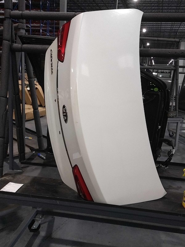 2015-2016 KIA Cadenza Deck Lid Trunk Lid White OEM Used 127K Miles
