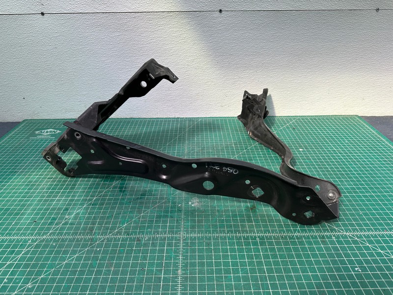 10-16 Mercedes E-class W212 LEFT HEADLIGHT SUPPORT BRACKET OEM